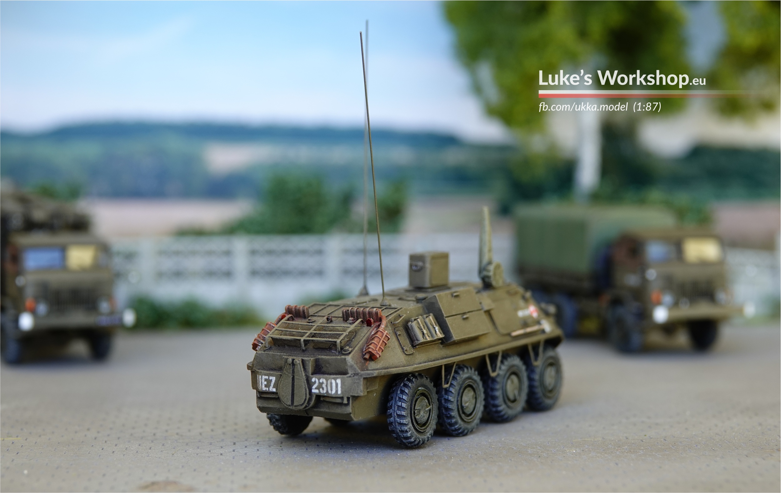BTR-60PU-12 wóz dowodzenia - widok tył i prawa burta. Pojazd stoi w bazie wojskowej, w inne pojazdy wojskowe (Star 660).
Wykonanie: Luke's Workshop