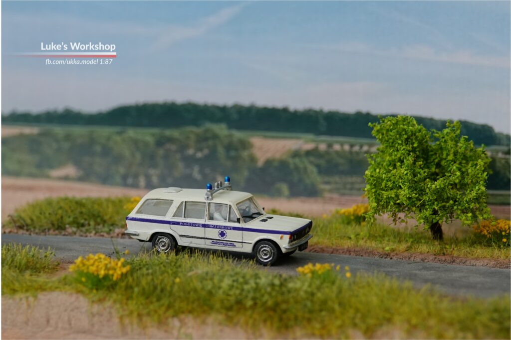 Fiat 125p Karetka pogotowia - widok z prawej strony. Od strony pasażera widoczny lekarz.
Wykonanie: Luke's Workshop
