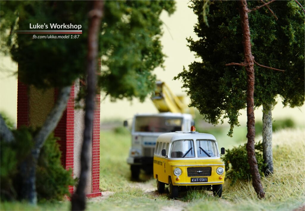 Nysa 522 Pogotowie energetyczne, pojazd wyjeżdża z lasu w tle stacja
transformatorowa oraz Jelcz podnośnik koszowy, widok pojazdu z przodu.
Wykonanie: Luke's Workshop