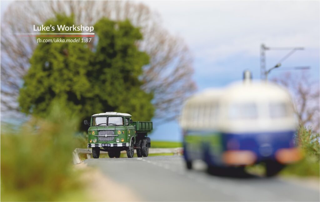 Skoda (Liaz) 706 RTV w barwach PKS Gliwice wychodzi z zakrętu, w tle betonowe bariery oraz słupy trakcji kolejowej.
Wykonanie: Luke's Workshop