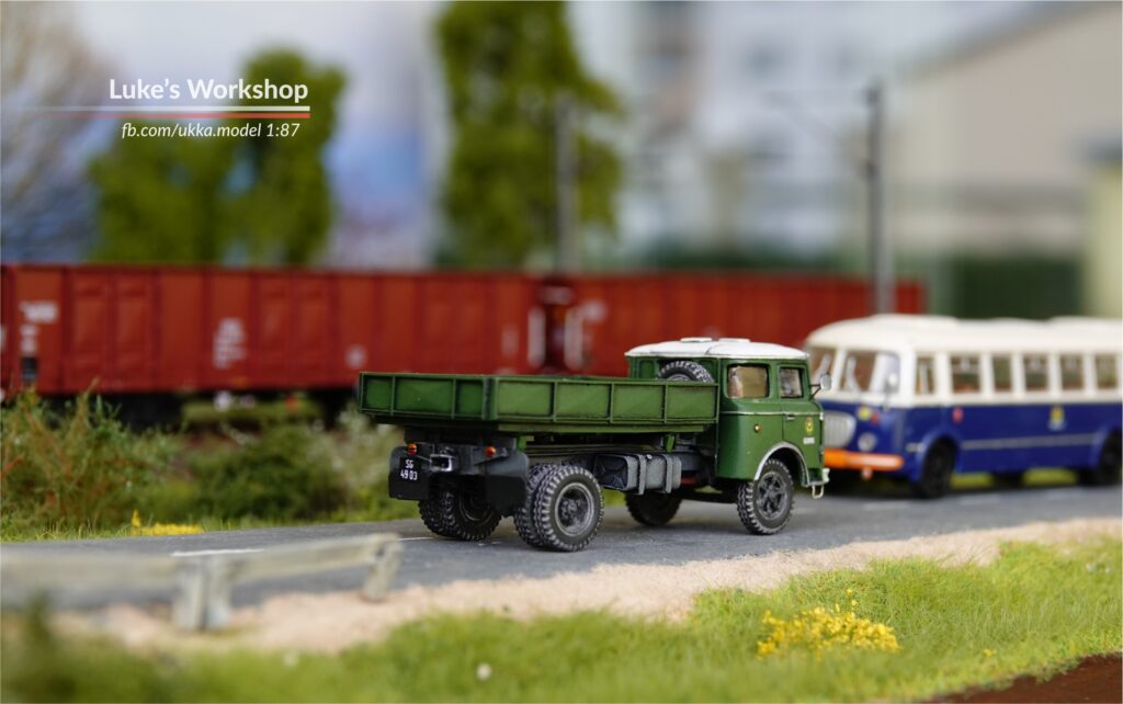 Skoda (Liaz) 706 RTV w barwach PKS Gliwice przejeżdża obok składu wagonów węglarek oraz autobusu Ogórek.
Wykonanie: Luke's Workshop